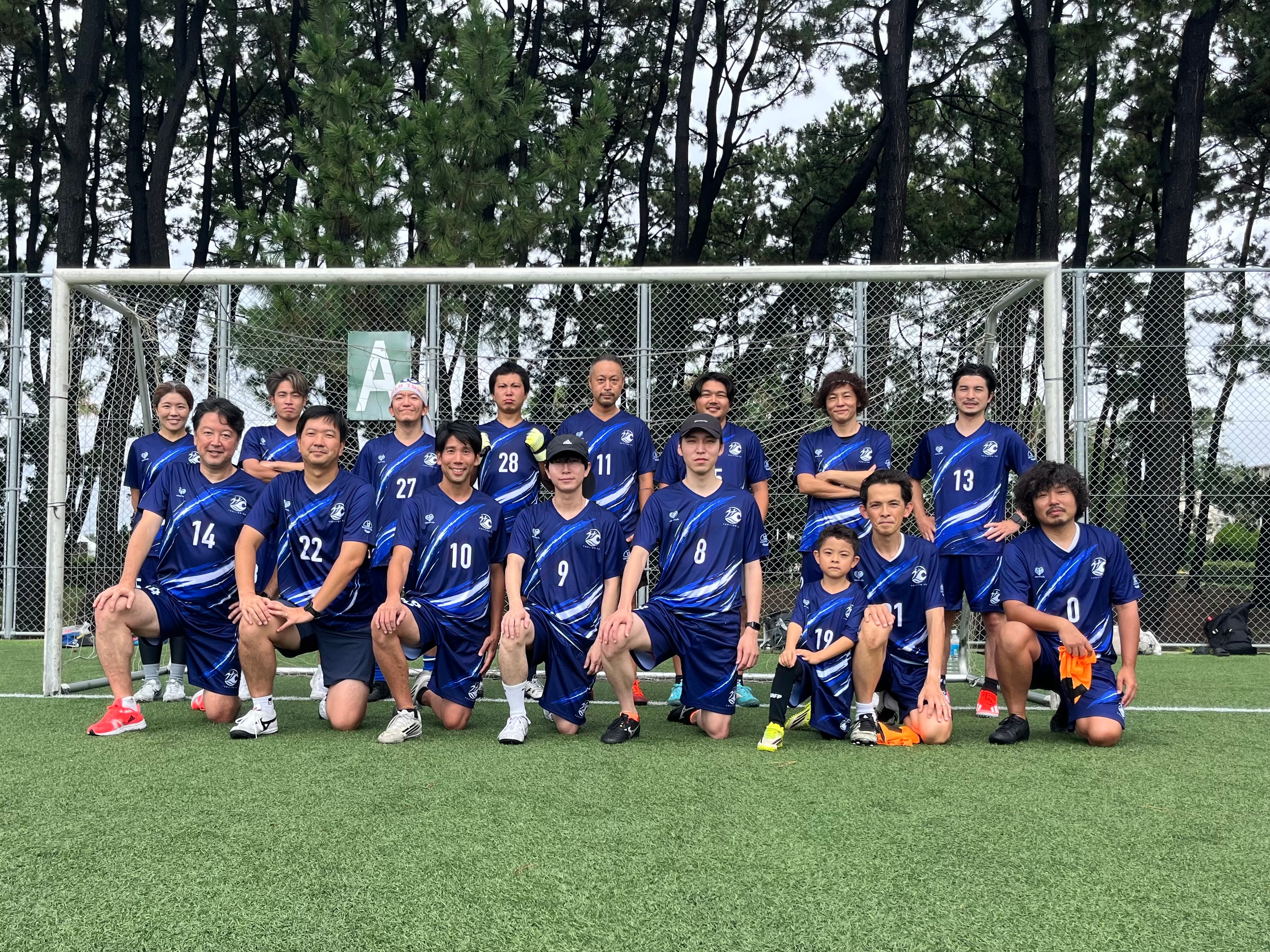 青いユニフォームで集まった辻堂FCのメンバーの集合写真